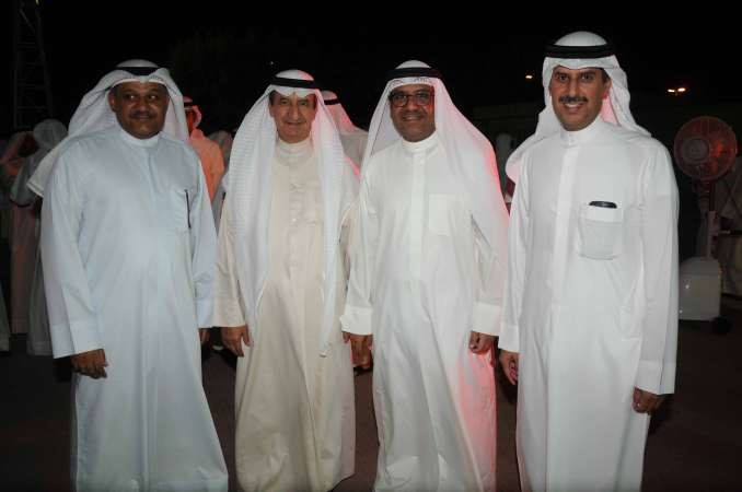 احمد القضيبي مع محمد الفجي وبعض الحضور

