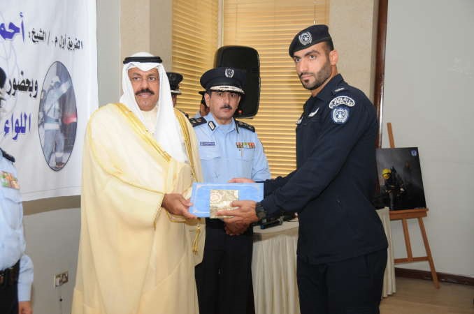 الشيخ احمد النواف يكرم احد المتميزين بحضور المكراد ﻿