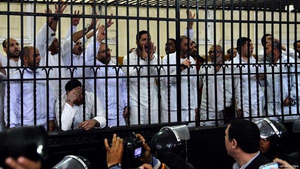 «الجنايات» تحيل أوراق 12 من أنصار مرسي إلى المفتي