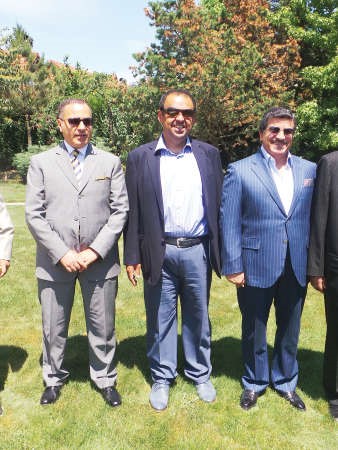 خالد السويدي والشيخ خالد بدر المحمد والسفير جمال الغنيم
