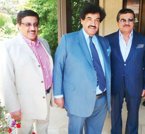 سمو الشيخ ناصر المحمد يتوسط خالد السويدي وعبدالله المانع
