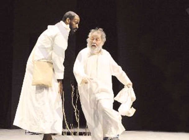 الفنان عبدالله غلوم مع الفنان فيصل العميري في احدى السرحيات