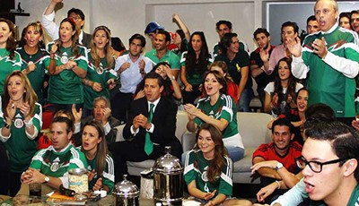 بالصور.. كيف يتابع أجمل سياسي في العالم مباريات منتخب بلاده؟