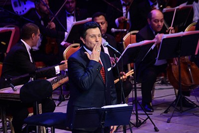 بالصور.. بعد خروجه من المستشفى...هاني شاكر يغنّي جالساً
