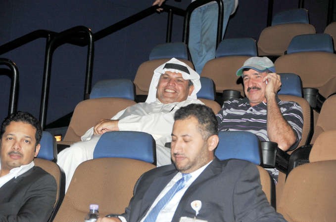عدد من الحضور يتابعون النشاط