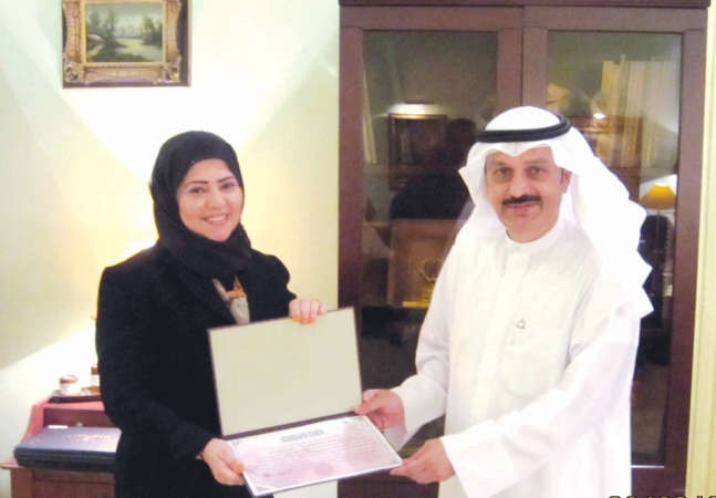دماجد العلي يكرم سميرة المرشد احد رؤساء الاندية المسائية