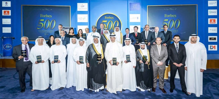 مرزوق الخرافي يتوسط مجموعة من المكرمين خلال الكشف عن قائمة اقوى 500 شركة في العالم العربي لـ 2014﻿