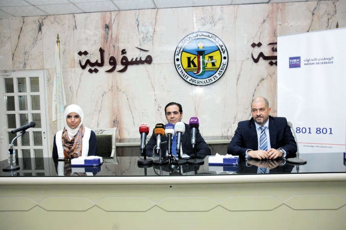  فادي عبدالهادي متوسطا حاتم قربي وحصة حسن خلال الندوة 	هاني عبدالله﻿