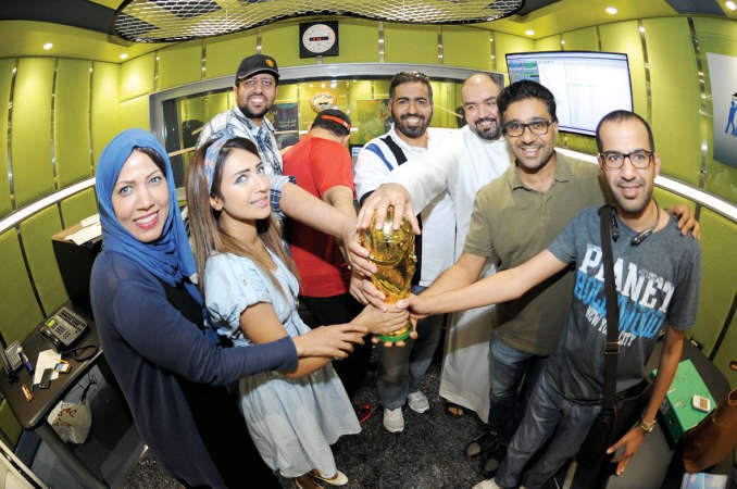 طاقم عمل القايلة الرياضية مع نسخة من كاس العالم