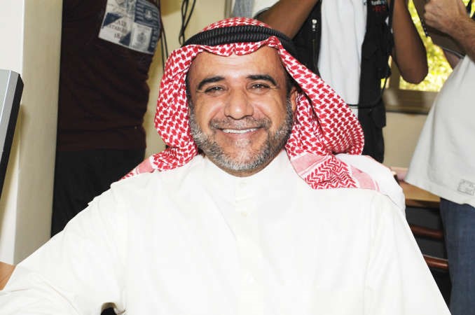 طاهر الفيلكاوي اثناء تسجيل ترشحه في ادارة الانتخابات﻿