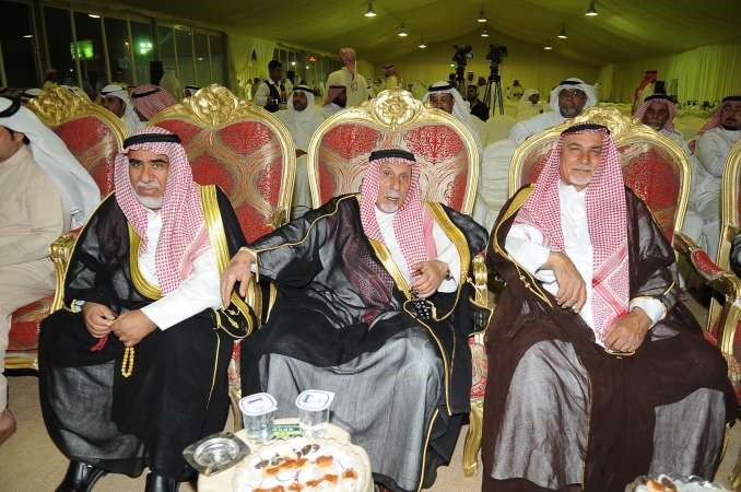 وجهاء الدائرة في مقر الخليفة