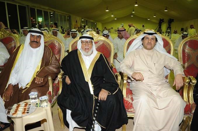سلطان اللغيصم مع بعض وجهاء الدائرة