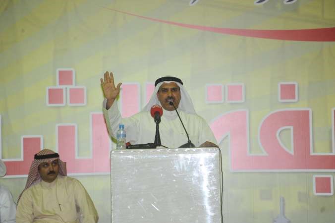 الخليفة مخاطبا الحضور