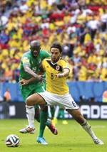 العاجي توري يحاول صد الكولومبي اغيلارا ف پ