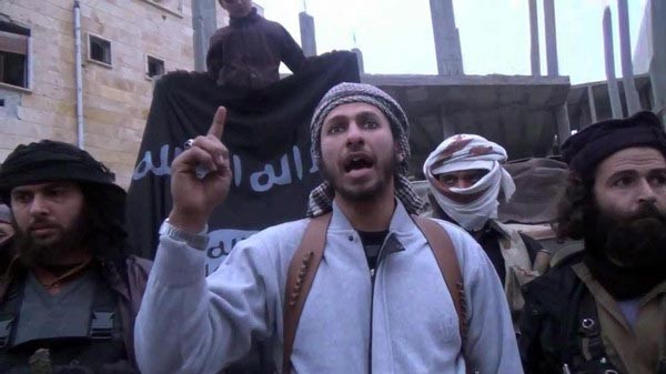 بالفيديو.. مسن سوري يقبل قدمي أمير "داعشى" لعدم قتله .. وهو يصر على ترهيبه وتخويفه!