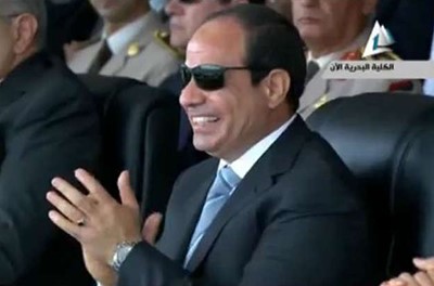 بالفيديو.. سبب ابتسامة السيسي خلال حفل الكلية البحرية