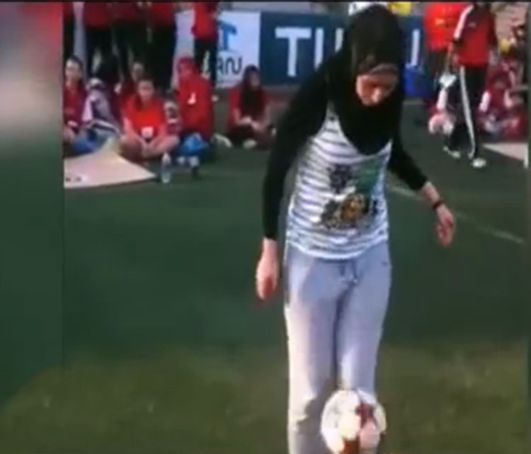 بالفيديو.. فتاة مصرية تنافس ميسي في مهارات كرة القدم