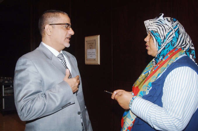 دخليل عبدالله متحدثا للزميلة هناء السيد ناصر عبدالسيد

