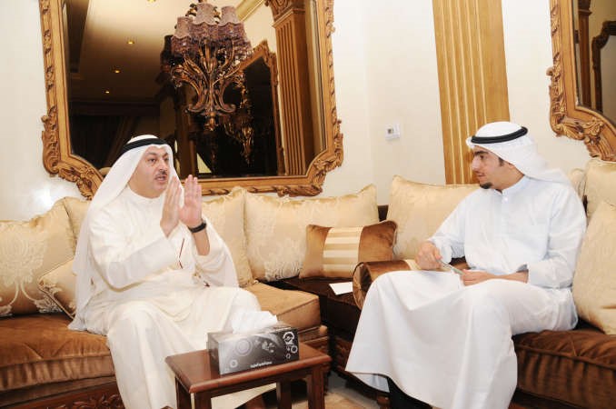 مرشح الدائرة الثالثة عبدالله الانصاري متحدثا للزميل سلطان العبدان انور الكندري