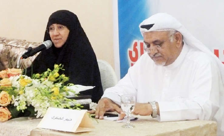 المرشح حيدر غضنفري وبجانبه دخديجة المحميد خلال الندوة﻿