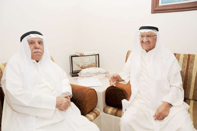 عبد الكريم عبد الرضا متحدثا خلال اللقاء مع الزميل منصور الهاجريانور الكندري