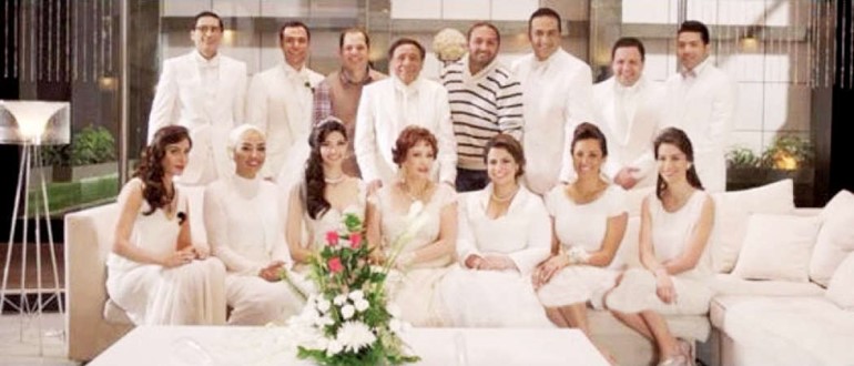 ابطالصاحب السعادة بالابيض في احد مشاهد المسلسل﻿
