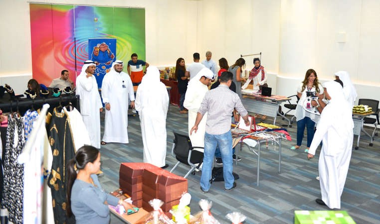 موظفو الشركة في المعرض