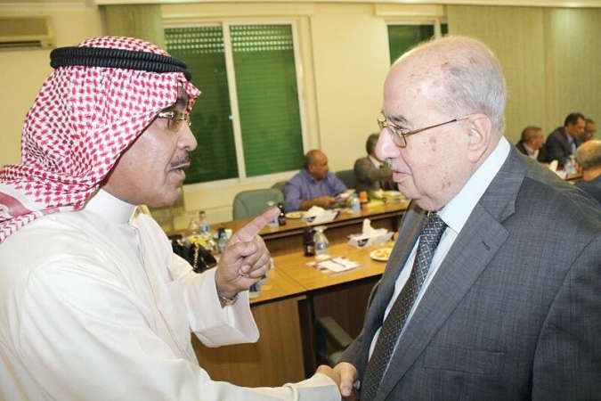 رئيس لجنة تنمية الموارد في الاتحاد وامين صندق جمعية الصحافيين الزميل عدنان الراشد متحدثا الى رئيس المجلس الوطني الفلسطيني سليم الزعنون﻿