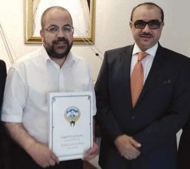 السفير بدر التنيب خلال تسليم التبرع
