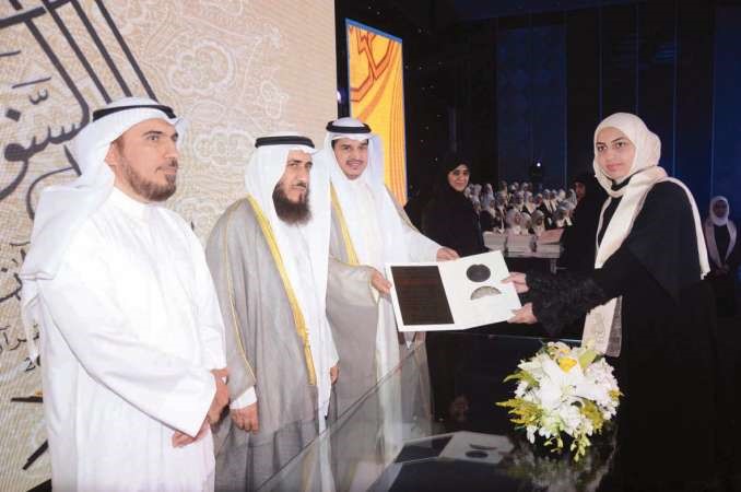 فريد اسد عمادي مكرما احدى الحافظات 