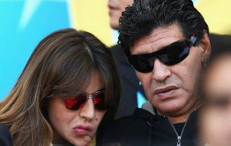 دييغو مارادونا وابنته في مدرجات مباراة الارجنتين وايران