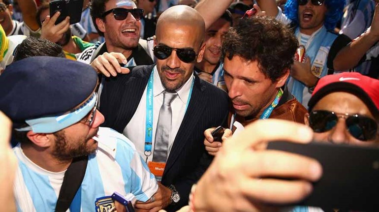 لاعب منتخب الارجنتين السابق فيرون لحظة وصوله لمباراة الارجنتين وايران