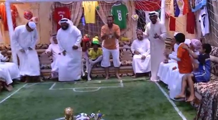 بالفيديو .. إماراتي يحول منزله لملعب في المونديال