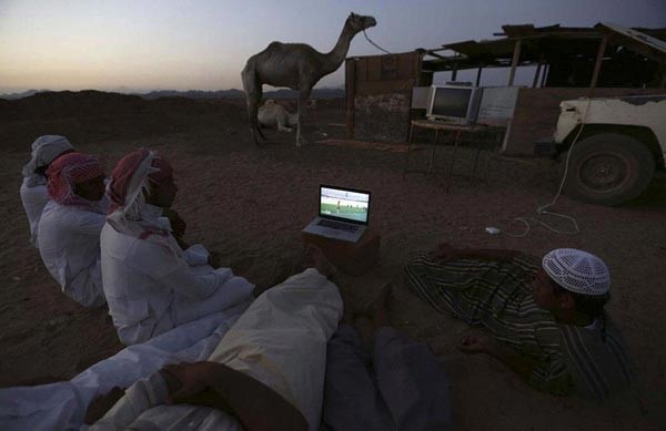 "رويترز" تنشر صورة لشبان سعوديين بالصحراء يتابعون كأس العالم
