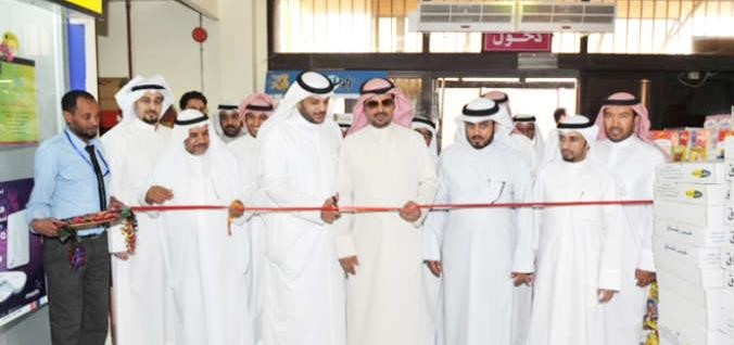 عجيل التمران وشنوف الشنوف خلال افتتاحهما المهرجان