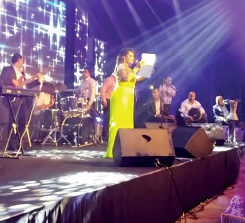 المذيعة غادة السني اثناء تقديمها للمصري محمود الليثي
