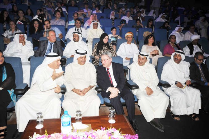 اليوحة يتوسط السفير العراقي محمد بحر العلوم ومستشار الديوان الاميري محمد ابوالحسن ومحمد العسعوسي