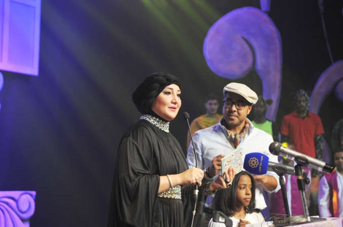 المذيعة سماح اثناء تقديمها لفقرات الحفل وبجانبها الفنان عبدالعزيز الصايغ