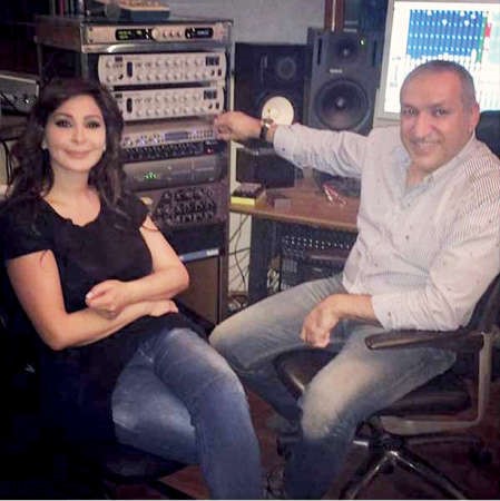 اليسا مع رئيس روتانا سالم الهندي في الاستديو