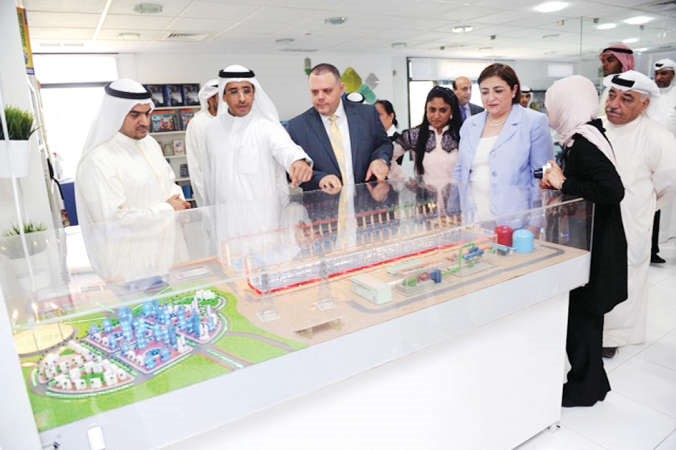 عبدالله المطيري يقدم شرحا فنيا عن استخدامات الطاقة الشمسية خلال حفل تدشين مركز انرتك للتدريب﻿