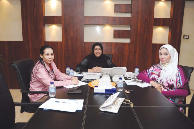 الزميلتان رئيسة قسم المحليات عفاف مختار والاء خليفة مع ندى المطلق 	فريال حماد﻿