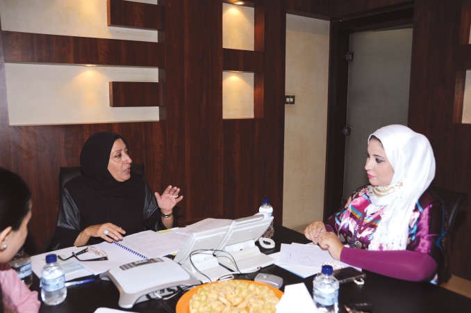 ندى المطلق تتحدث للزميلة الاء خليفة ﻿