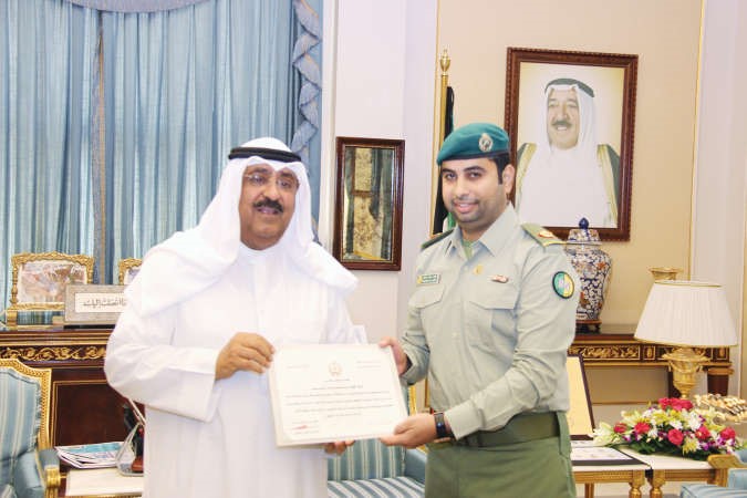الشيخ مشعل الاحمد يمنح الرائد فهد راشد شهادة تقدير﻿