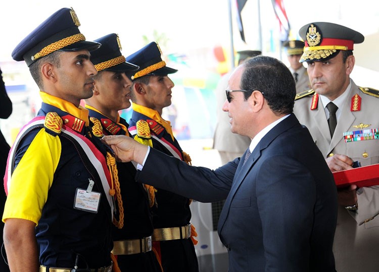 الرئيس السيسي مكرما احد الخريجين