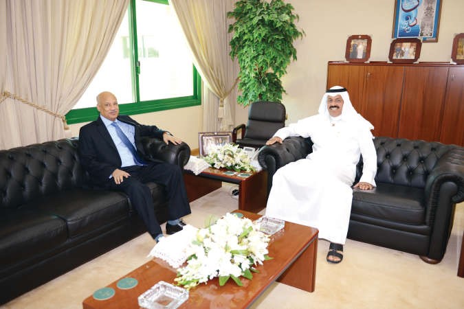  الفريق اولم الشيخ احمد النواف مستقبلا السفير المصري