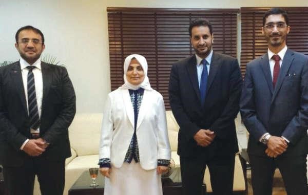 اعضاء الجمعية الطبية في صورة جماعية مع الوزيرة هند الصبيح