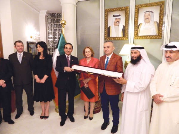 السفير نجيب البدر يقدم هدية تذكارية الى رئيس برلمان البانيا الير ميتا