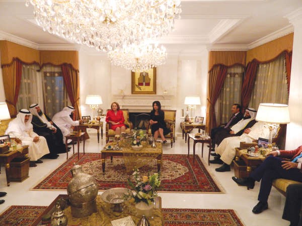 السفير نجيب البدر مستقبلا سعود الحريجي ومحمد طنا وداحمد العازمي وحمود الحمدان وحمدان العازمي والحضور خلال مادبة العشاء