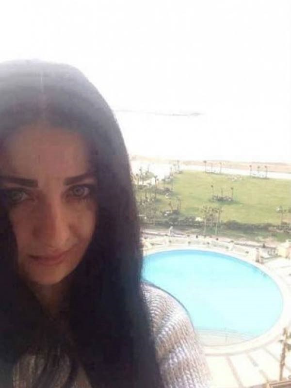 صورة.. صافيناز على حمام السباحة بدون مكياج تشعل الفيس بوك 