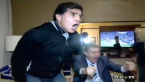 بالفيديو... مارادونا يقفز فرحاً بهدف سواريز على إنجلترا